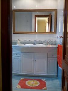 庞特维德拉Atico El Mirador的一间带水槽和镜子的浴室