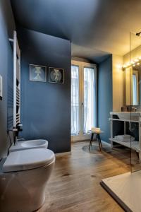 鲁沃迪普利亚La casa dei colombi的一间带卫生间和蓝色墙壁的浴室