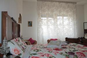 Sannicandro di BariLe Chiocciole的一间卧室配有床和带窗帘的窗户