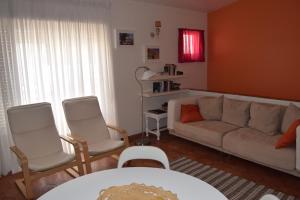 卢斯Casa da Praia | Luz Beach的客厅配有沙发和两把椅子