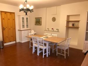 SaludecioChalet Delle Rose Saludecio的厨房以及带木桌和椅子的用餐室。