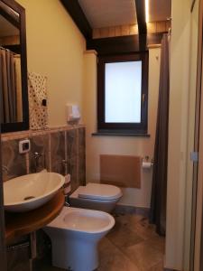 格拉维纳迪卡塔尼亚Lily house的一间带水槽和卫生间的浴室以及窗户。
