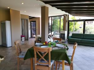 格拉维纳迪卡塔尼亚Lily house的一间带绿色桌椅的用餐室