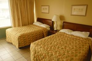 大洋城大洋城海湾汽车旅馆的酒店客房设有两张床和窗户。