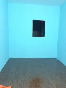 胡志明市赛贡奈民宿（特兰庄园） 的一间空房间,设有蓝色的墙壁和木地板