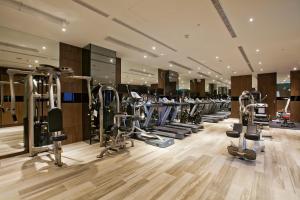 台北美丽信花园酒店的健身房设有一排跑步机