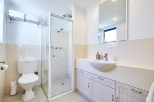 弗里曼特u/5弗里曼特尔联排别墅的浴室配有卫生间、盥洗盆和淋浴。