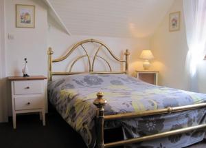 Nothalten泽尔伯格住宿加早餐旅馆的一间卧室配有一张床、梳妆台和一张睡床。