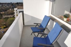 费尔贝特Ferienwohnung Weitblick的美景阳台配有2把蓝色椅子