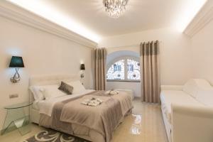 罗马圣彼得格兰德套房住宿加早餐旅馆的白色的卧室设有床和窗户