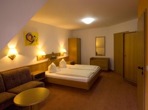 施韦比施哈尔索奈克酒店的酒店客房,配有床和沙发