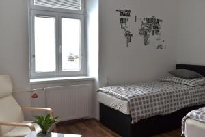 马里博尔CityApartment-Maribor的一间卧室设有一张床和一个窗口
