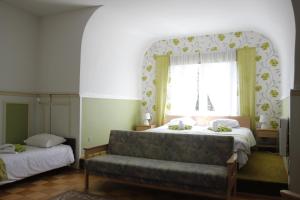 派尔努玛伦别墅宾馆的一间带沙发、床和窗户的卧室