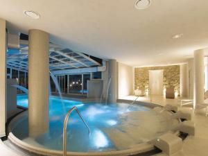 蒙泰韦尔迪马里蒂莫Relais I Piastroni的一个带游泳池的房间的大浴缸
