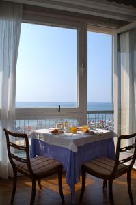 阿拉西奥Hotel Tirreno的海景客房内的一张桌子