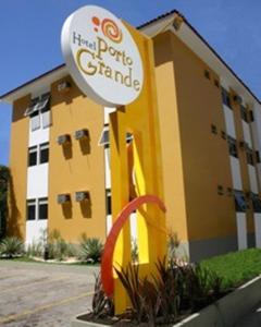 马塞约Hotel Porto Grande的建筑前土豆大奖赛的标志