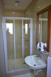 德班麦萨米酒店的带淋浴和白色盥洗盆的浴室