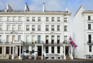伦敦The Pelham London - Starhotels Collezione的前面有美国国旗的白色建筑