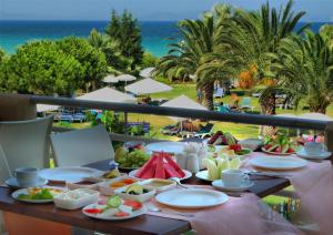 库萨达斯埃斯菲斯亚度假村 - 全包的海滩阳台的餐桌