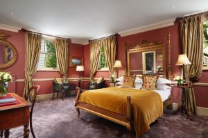 伦敦The Gore London - Starhotels Collezione的一间卧室设有红色的墙壁和一张黄色的床罩