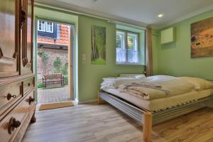 吕贝克费恩努卡公寓的一间卧室设有一张床和一个大窗户