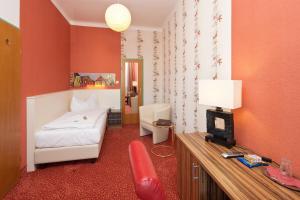 圣珀尔滕豪泽尔厄克城市酒店的一间卧室配有一张床和一张桌子及椅子