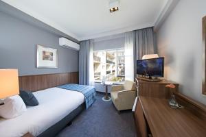 鹿特丹彼尔德伯格酒店的酒店客房,配有床和电视