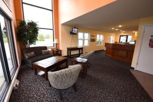 麦基诺城莱克维尤戴斯酒店的客厅配有沙发和桌子