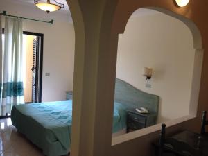 奥罗塞伊滨海宫殿酒店的一间卧室配有一张床和镜子