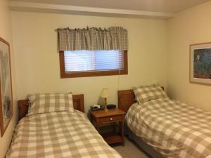 贾斯珀塞达尔酒店的一间卧室设有两张床和窗户。