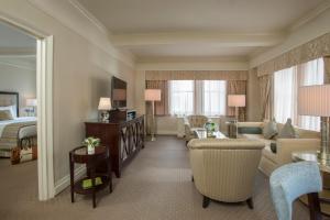 纽约纽约华威酒店的酒店客房配有一张特大号床和一间客厅。