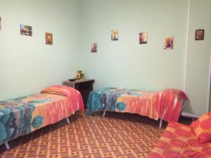 加利波利Volta Apartment的墙上有两张照片的房间的床铺