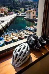 托尔博莱贝纳科酒店的头盔坐在船边的窗台上
