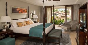 BambooSandals Grenada All Inclusive - Couples Only的一间卧室设有一张床和一间客厅。
