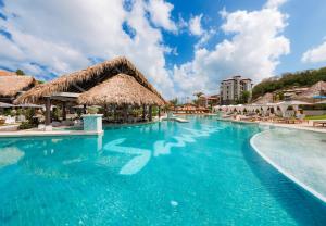 BambooSandals Grenada All Inclusive - Couples Only的蓝色海水度假村的游泳池
