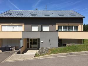 ApachAppartement des trois frontières的屋顶上设有太阳能电池板的房子