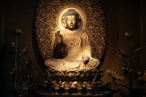 高野山高野山 宿坊 熊谷寺 -Koyasan Shukubo Kumagaiji-的佛陀在房间里雕像