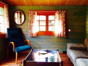 KuivastuKuivastujaani的带沙发、桌子和窗户的客厅
