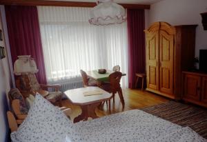 法尔先特Farchant-Zugspitze的客厅配有床和桌子