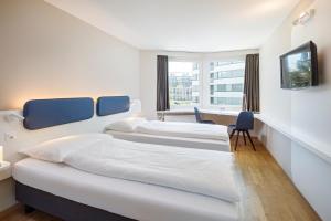 克洛滕迎宾酒店的酒店客房配有两张床和一张书桌
