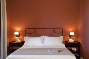 法维尼亚纳美丽度假酒店的一间卧室配有一张橙色墙壁的床