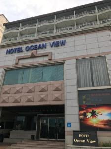 蔚山海洋美景酒店的酒店海景建筑,上面有标志