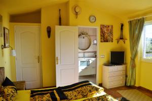 滨海托萨Can Tapsy的黄色客房 - 带一间带水槽的卧室