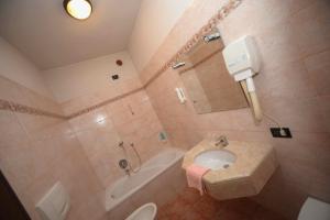 Albino瓦莱多奥尔酒店的一间带水槽、浴缸和卫生间的浴室