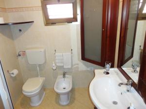 托雷圣乔万尼乌Casetta indipendente Torre San Giovanni 103 Verso Sud的浴室配有盥洗盆、卫生间和盥洗盆。