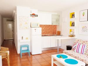梅莱纳拉Apartment The East Coast的厨房以及带冰箱的起居室。