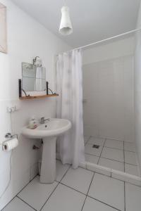 UdabnoOasis Club Cottages的白色的浴室设有水槽和淋浴。