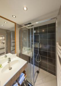 塔布弗赫酒店的一间带水槽和淋浴的浴室