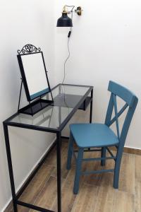贝尔格莱德Blue Box Apartment的一张带椅子和灯的玻璃桌