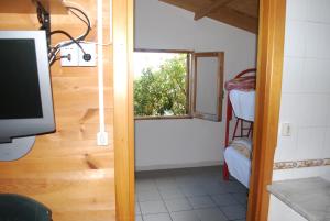 帕利努罗Camping Villaggio B&B Saline的小房间设有窗户和一张双层床